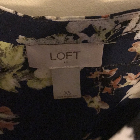Ann Taylor loft navy floral tank - Picture 4 of 4